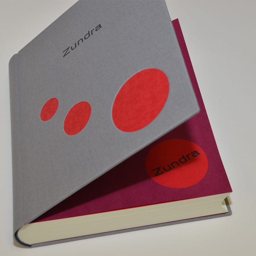 Gästebuch in Ganzgewebe mit Prägung, Vertiefungen und Einlagen